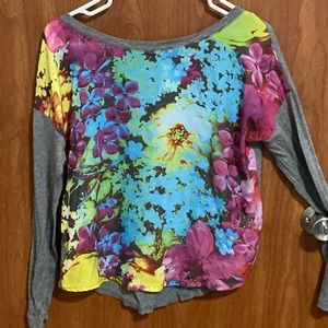 Long-sleeved cute floral top.